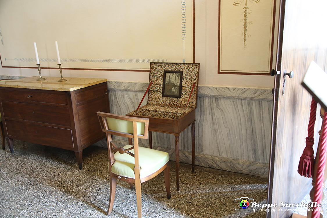 VBS_6561 - Villa Pisani - Stra (Venezia).jpg - STANZA DEI BAMBINI  Tra il 1811 e il 1813 tutta l'ala est della Villa costituiva l'appartamento dei principini, dei 4 figli di Eugène de Beauharnais, viceré d'Italia, e della principessa Augusta Amalia di Baviera. Sono qui esposti la culla in stile impero utilizzata per i piccoli Beauharnais, una poltroncina per bambini e un cavallino ligneo laccato nero (sec. XVIII), originariamente collocato nelle scuderie della Villa, che può riecheggiare i giochi dell'epoca. 